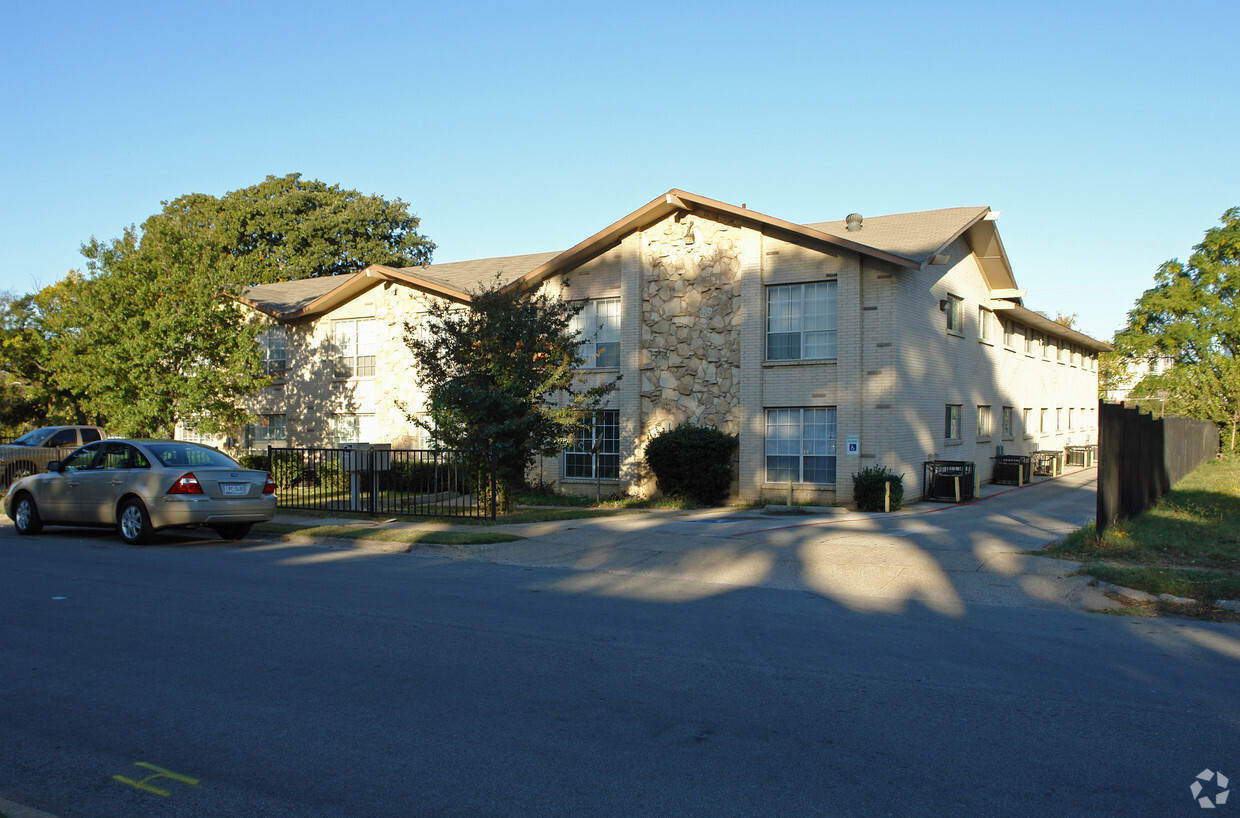 Primary Photo - Normandy Place Apartments