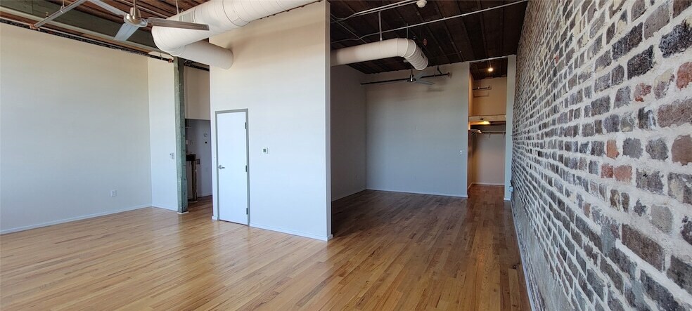 Building Photo - 201 E Chambers St