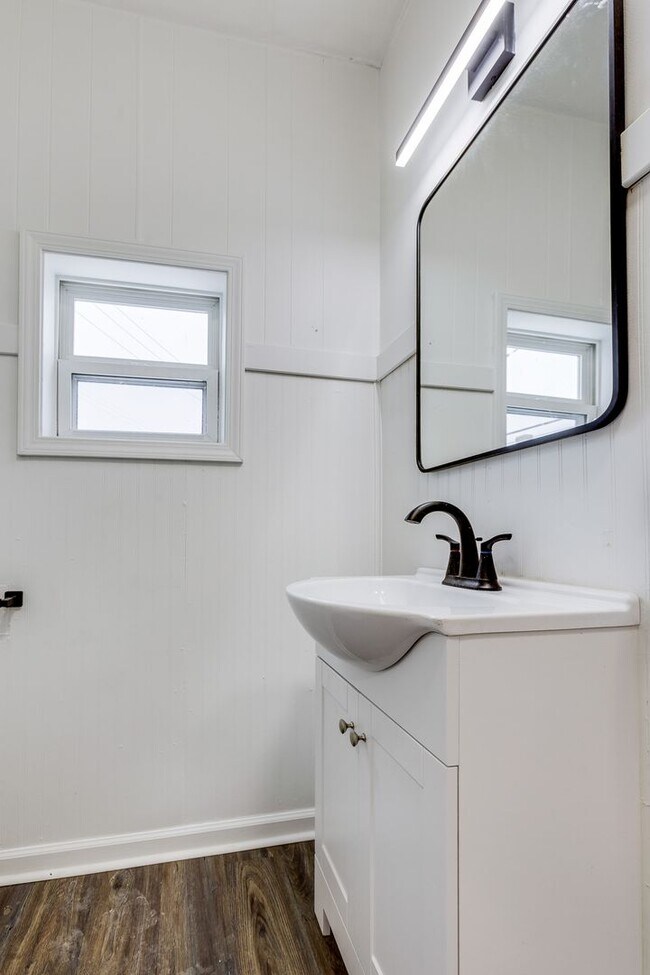 Foto del edificio - AVAILABLE NOW  - FULLY RENOVATED Spacious ...