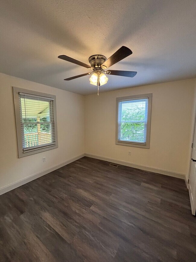 Foto del edificio - Freshly Renovated 3-Bed, 2-Bath Home Just ...