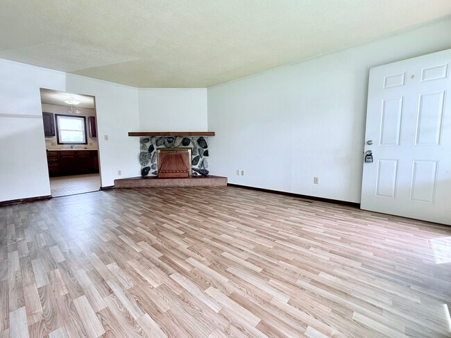 Living Room - 206 E Elm St