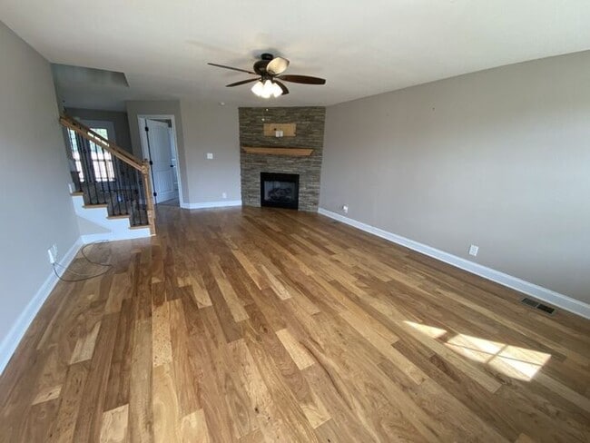 Building Photo - Like Brand New 5 Bedroom Home with GORGEOU...