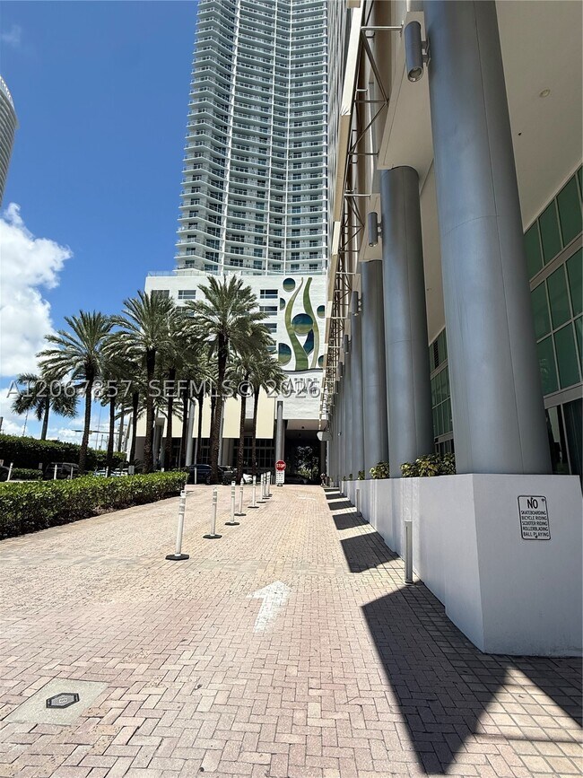 Foto del edificio - 185 SW 7th St