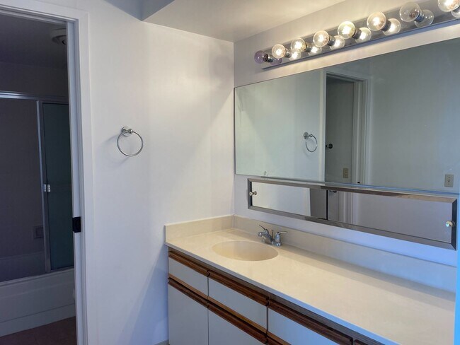 Foto del edificio - 1 Bedroom 1 Bathroom 1 Parking in Kaka'ako