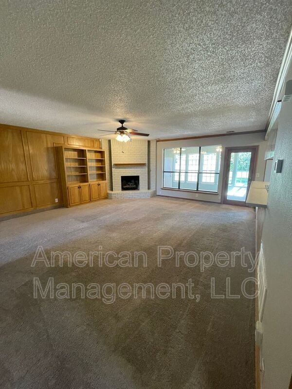 Building Photo - 201 W K Pl