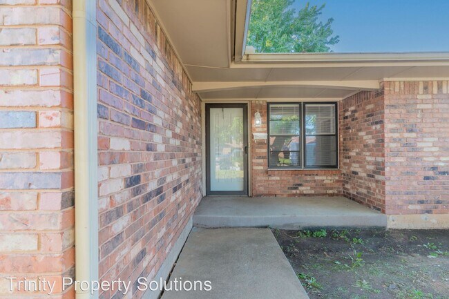 Building Photo - 3 br, 1 bath House - 613 SW 10th St.