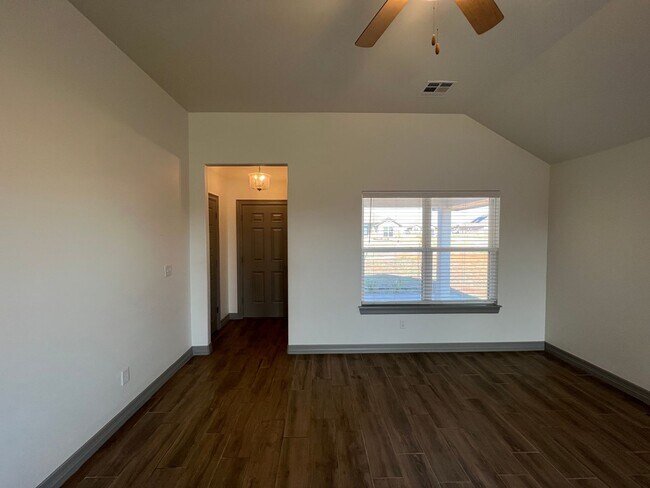 Building Photo - Stellar 3 Bed! Awesome Floorplan!