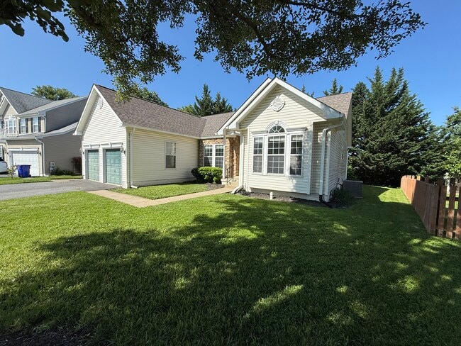 Building Photo - 815 Aztec Dr