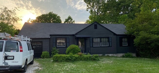 Building Photo - 721 Shady Dr