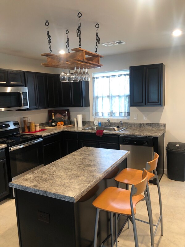 Building Photo - 3 BEDROOM FULLY FURNISHED - UTILITIES INC