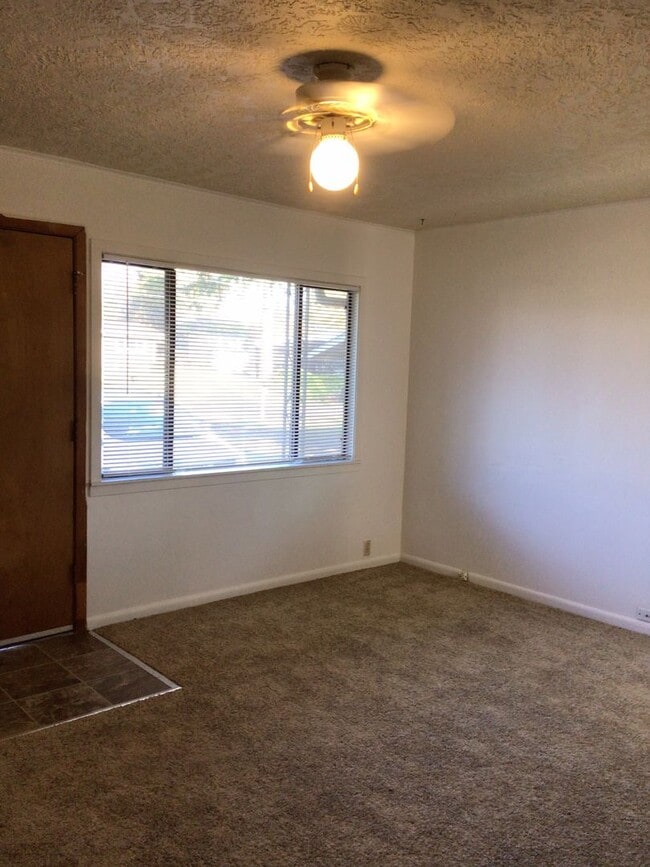 Building Photo - Great Heights Location 1BD Duplex