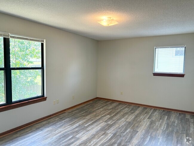 Building Photo - 1023 NE Lindsay Ave