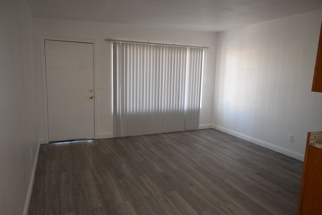 Building Photo - NLV - 2 BED - 1 BATH APARTMENT -NO PETS - ...