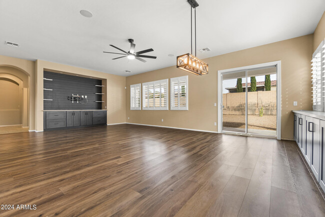 Building Photo - 2410 W Aloe Vera Dr