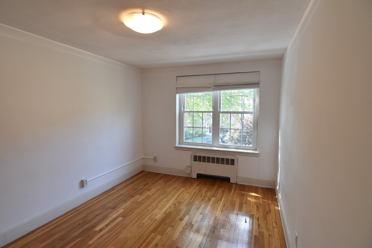 Primary Photo - 23 Englewood Ave
