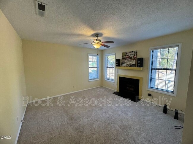 Foto del edificio - 3704 Chimney Ridge Pl