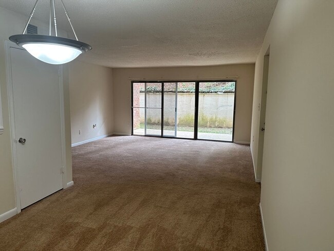 Building Photo - 3 Bedroom Condo in Chapel Hill