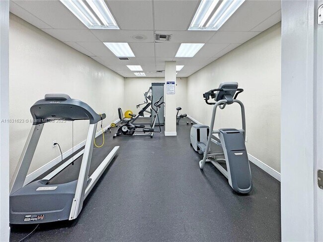 Foto del edificio - 8350 Sands Point Blvd