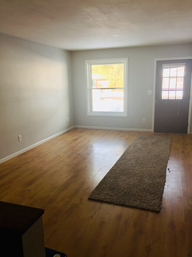 Foto principal - 329 E Green Meadow Dr