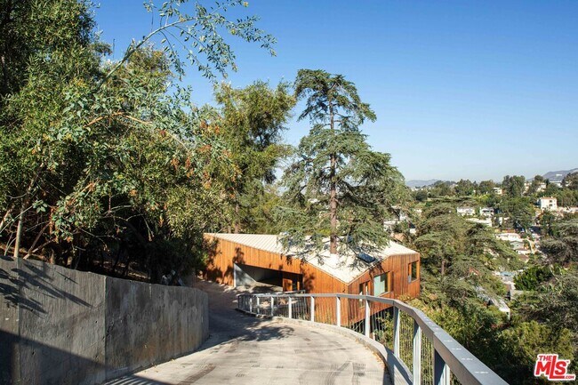 Foto del edificio - 1955 Park Dr