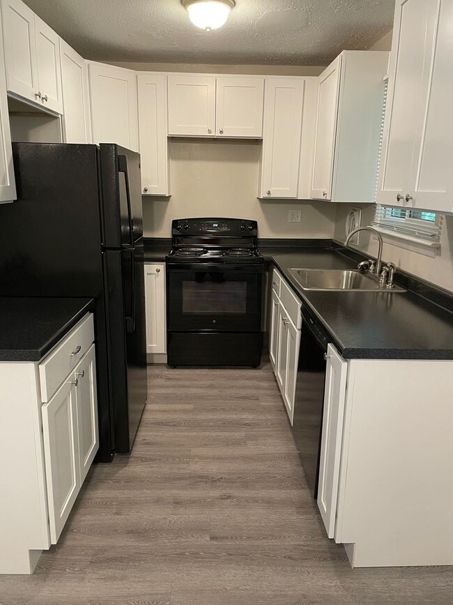 Building Photo - Spacious 3 Bedroom Townhouse