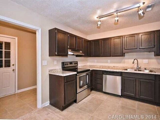 Building Photo - 1717 Blandford Dr