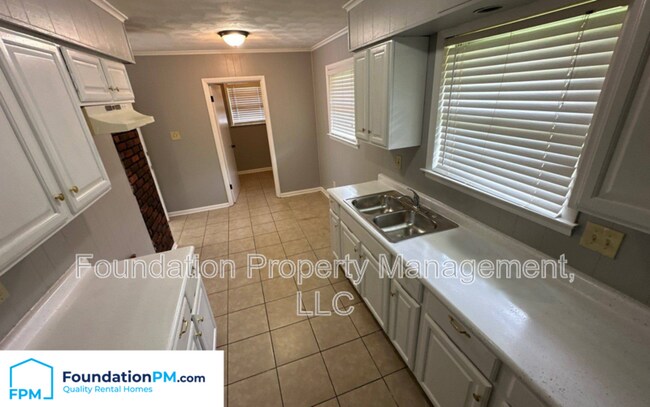 Building Photo - 322 Whiteville Ave