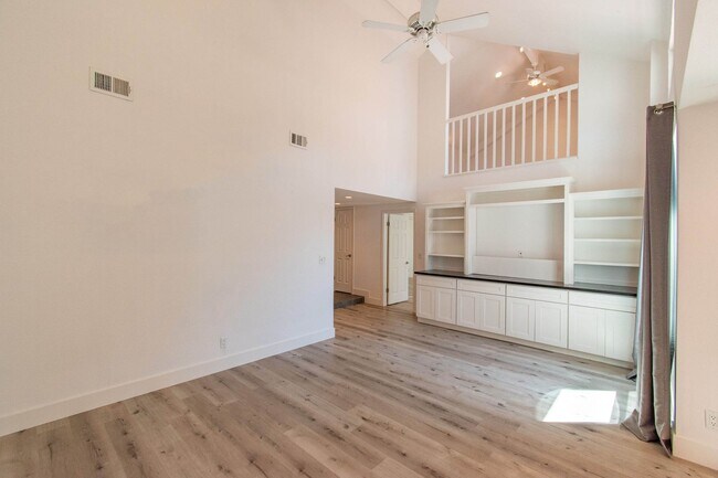 Foto del edificio - Beautiful Remodeled Home w/Attached 2 Car ...