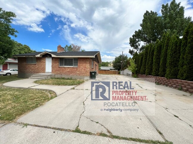 Foto del edificio - 4 Bedroom 2 Bath Home - Pet Friendly