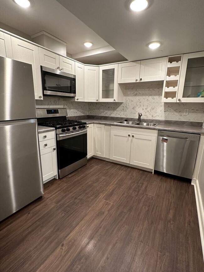 Building Photo - Very Spacious and Unique Ground Level Apar...