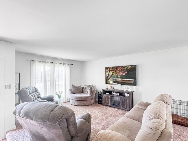 Foto del edificio - 7830 Sprucewood Ave