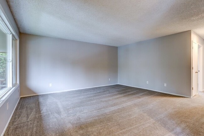 Building Photo - Look no Further, Tyee offers a SUPER 2bed/1bath! Call now for details and a showing!