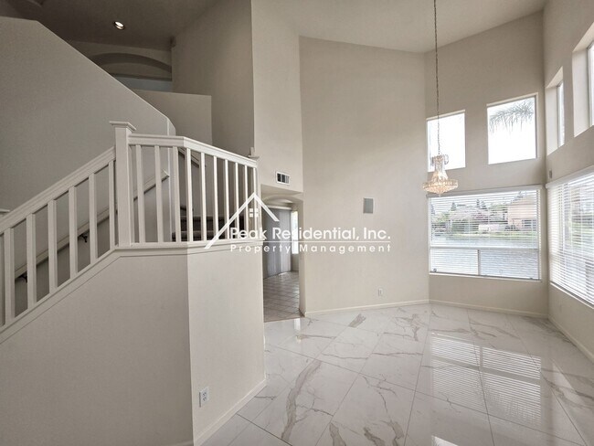 Foto del edificio - Spacious 4bd/3ba Elk Grove Home-Lake Front!