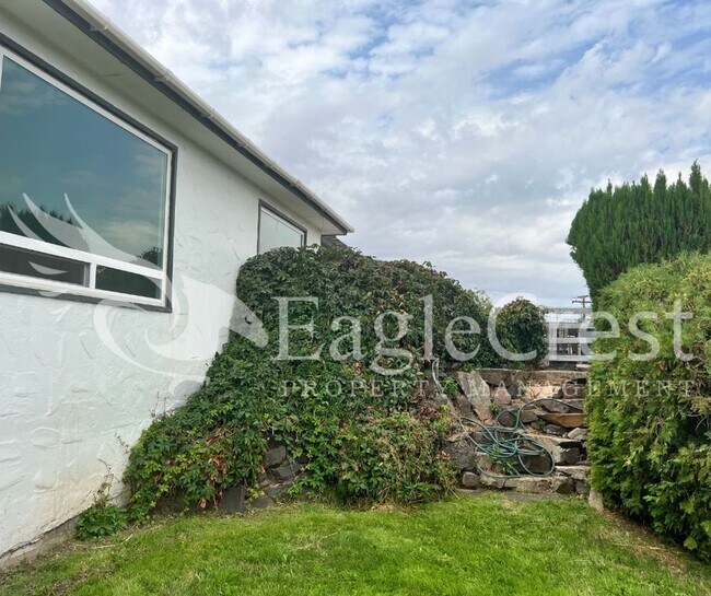 Building Photo - Three Bedroom, Two Bathroom Home with Grea...