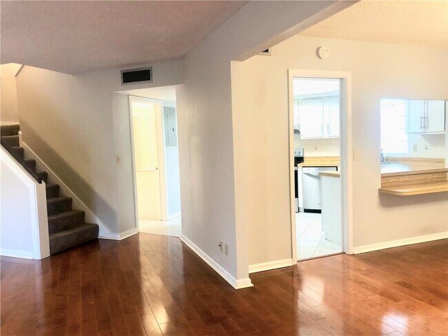Foto del edificio - 4300 Hazel Ave