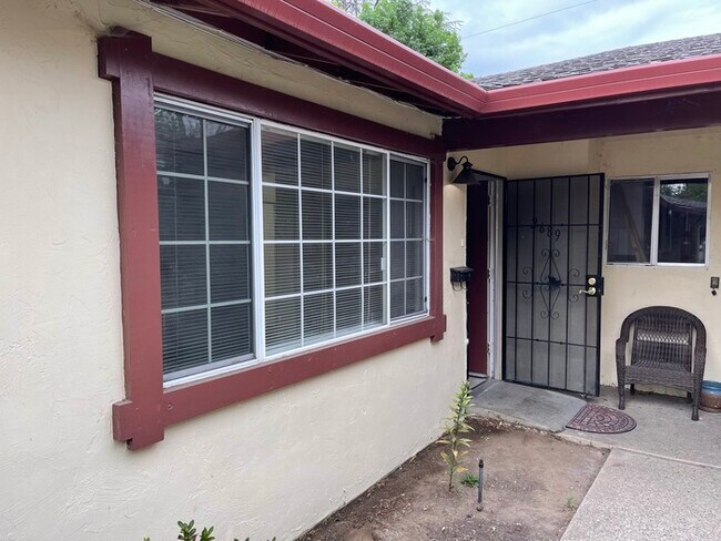 Building Photo - Stockton 2 Bedroom 1 Bath Duplex