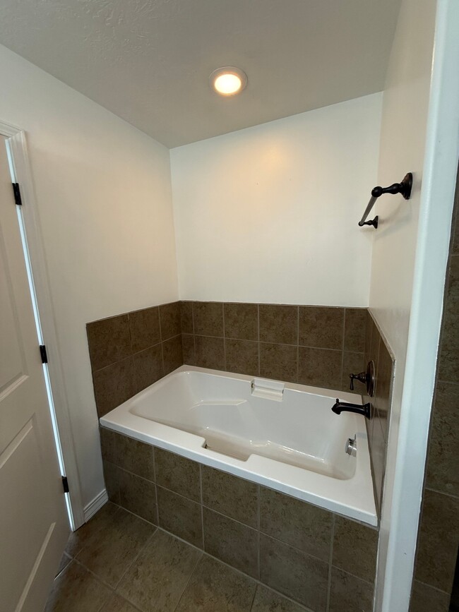 Building Photo - 597 E 1590 S