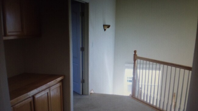Building Photo - 911 Larch Dr