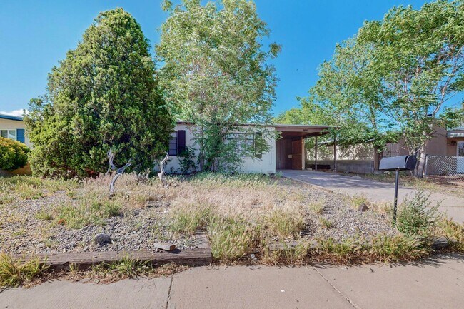 Building Photo - Near NE 3/BD 2/BA 1/CP 1492/sf