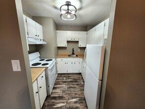 Building Photo - 411 Ellerdale St