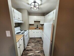 Building Photo - 411 Ellerdale St