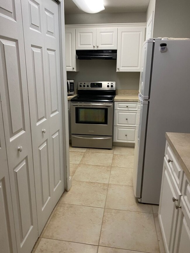 Building Photo - Great 2/2 condo in Pershing point Lake view  with updated Flooring