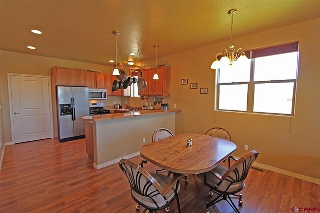 Building Photo - 3 Bedroom & 2 Bath Home with 2 Car Garage ...