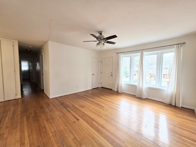 Foto del edificio - "Charming 3-Bed Oasis with Granite Touches in Fayetteville – 1600 Sq Ft of Comfort!"