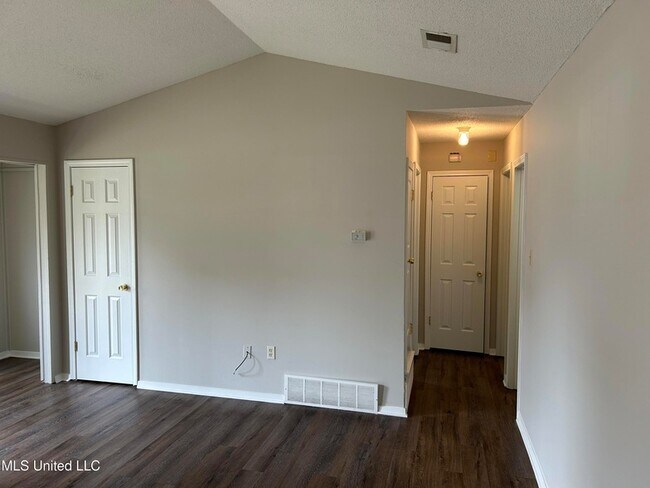 Foto del edificio - 3434 Laurelwood Dr