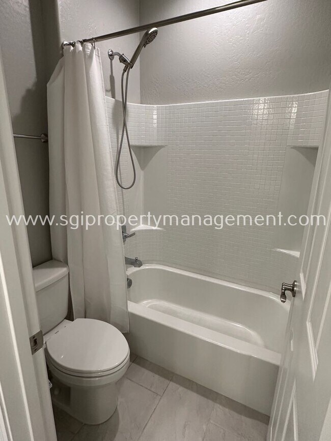 Foto del edificio - 4 BEDROOM MULTI-GEN SURPRISE HOME!