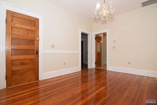 Building Photo - 422 Central