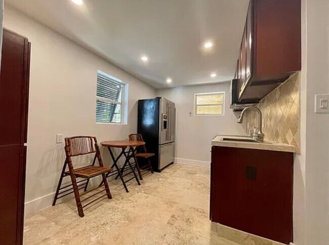 Foto del edificio - 656 Manor Dr