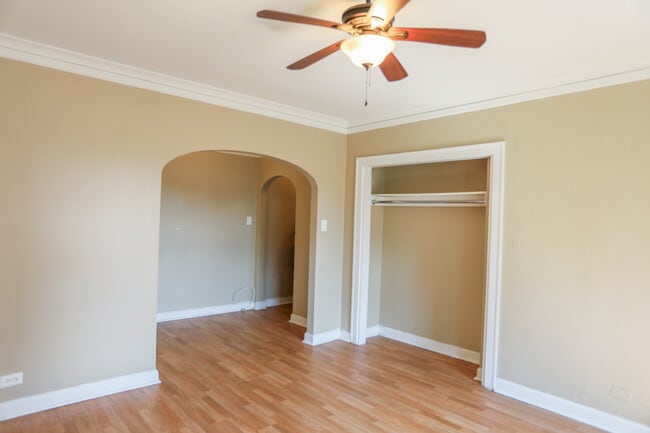 Building Photo - 920 W Eastwood Ave