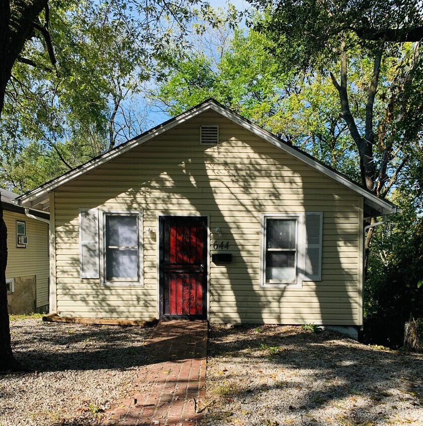 Primary Photo - 644 Lewis Ave